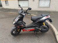 Aprilia SR 50 nyservad låga mil 