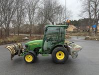 John Deere 2520 med vikplog + sandspridare (LÅGA TIMMAR )