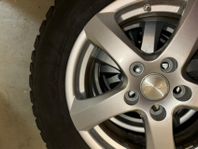 4st vinterdäck, dubbade, 16 tum aluminiumfälg + TPMS ventil