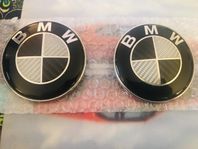 BMW Emblem motorhuv/baklucka 82mm ”Kolfiber”