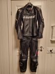 Dainese 2 delat skinnställ + Stövlar/ryggskydd