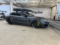 Porsche takbox med svarta Thule Wingbar EVO