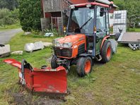 Kubota B2530 med snöplog och sandspridare 