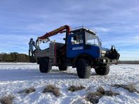 Unimog U1300L med kran och grävaggregat