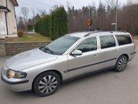 Volvo V70 2.4 T Automat 200hk Silver met Halvskinn Dragkrok 