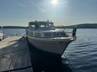 Albin 30 med träöverbyggnad. 