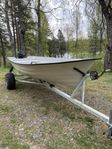 Högarodd båt,  med 4 Hk Tohatsu utombordsmotor