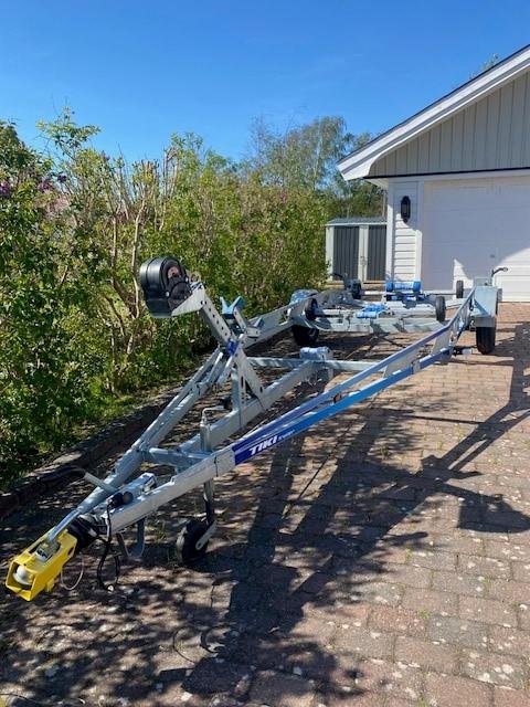 Uthyres. Bromsad båttrailer 8...