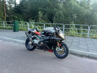 Italiensk älskarinna med racingblod - Aprilia RSV 1000R
