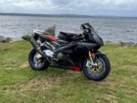 Italiensk älskarinna med racingblod - Aprilia RSV 1000R Nera