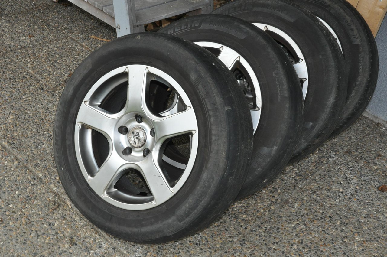 VW Fälgar 4 st 17 tum inkl hj...