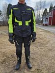 Allväders ställ, MC stövlar och handskar