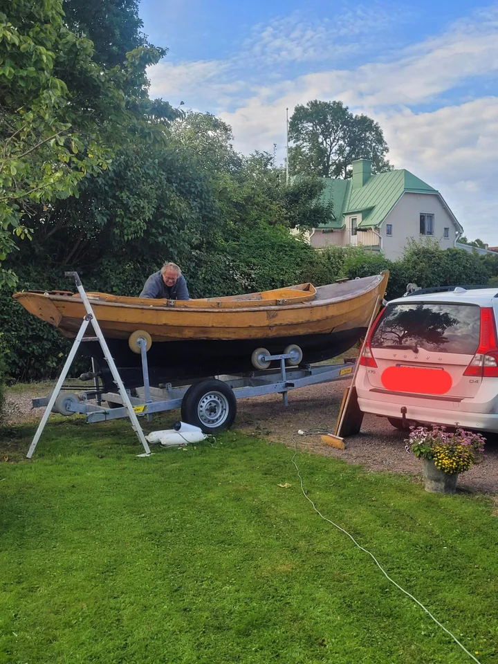 Båtvagn med träbåt image