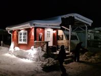 Förgård, spiketält med carport