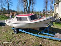 båt ( Cresent ) motor mariner 15 hk på 30 kärra. 