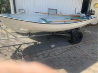 Båt roddbåt med motor