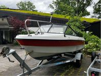 Flipper 470 GT med Johnson 50hk. Bromsad trailer medföljer