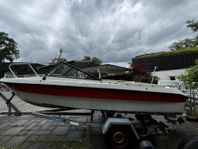 Flipper 470 GT med Johnson 50hk. Bromsad trailer medföljer