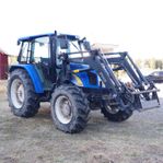 Traktor New Holland T5030 med frontlastare.