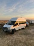Rymlig Campervan med låga mil Ford Transit
