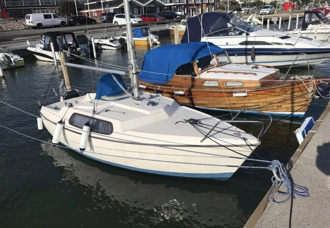 Monark 540. Välplanerad bobåt för grunda hamnar image