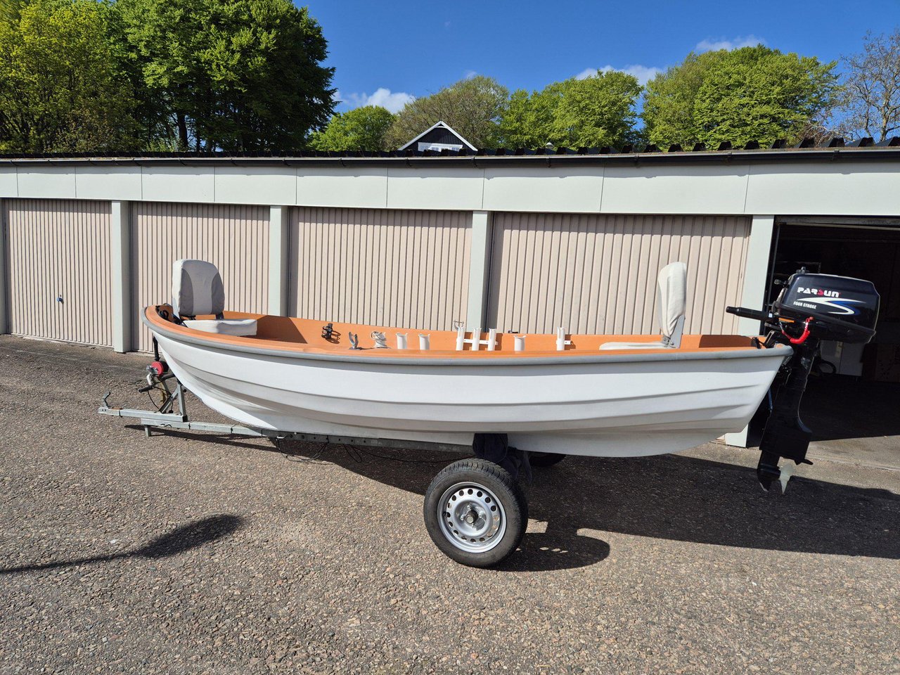 Fiskebåt med 30 trailer, ekol...