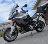 BMW F900XR i nyskick med låga mil och nyservad 