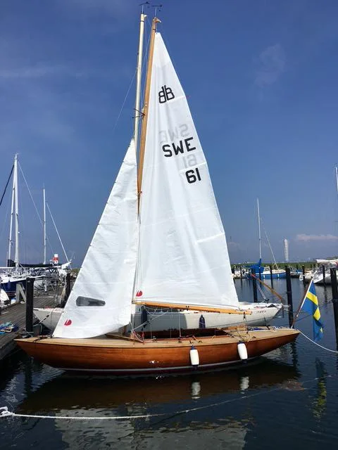 BB 11 vacker liten mahognyseglare image