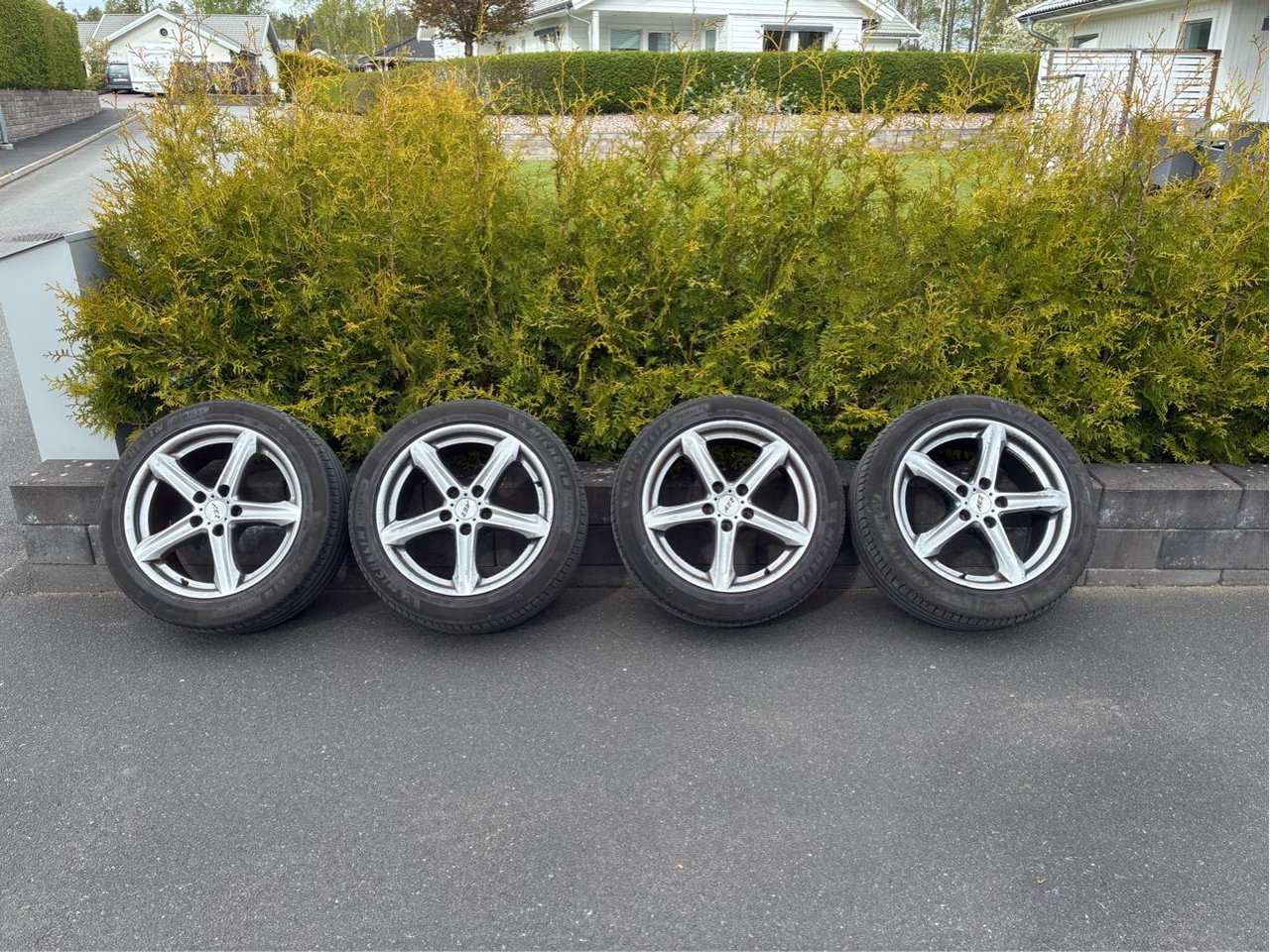 18 tums fälgar med Michelin d...