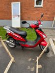 Moped har gått bara 2500 km lett start två hjälmar 