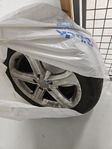 1mån gamla Hankook sommardäck 225/ 50/ 17 på Audi alu fälgar