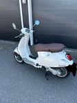 Vespa Primavera 50 vit med brun sadel