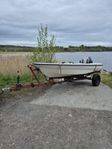 styrpulpet med motor och trailer