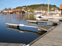 Bryggbommar gångbara 8m Bredd 0,6m.