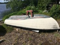 Roddbåt Askeladden med segel.
