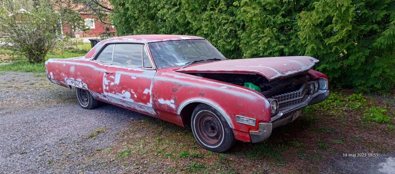Oldsmobile Ninety-Eight Holid...