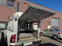 Hilux-kåpa med inredning och utrustning.