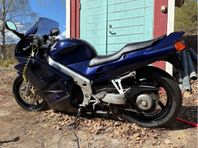 HONDA VFR 750 F RC36 (TJEJ EXTRA LÅG + VÄSKOR)