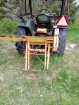 Traktor med skopa och vedkap.