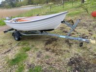 Båt Segeljolle UTTERN 450 , släp 80km , motor 
