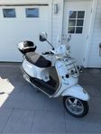 Vespa Primavera 50cc 2-takt , nära nyskick.