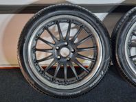 Svarta fälgar med sommardäck 245/40 ZR18 VW / Audi