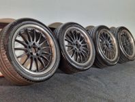 Svarta fälgar med sommardäck 245/40 ZR18 VW / Audi