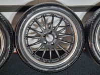 Svarta fälgar med sommardäck 245/40 ZR18 VW / Audi