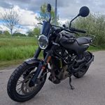 Husqvarna Svartpilen 401 2022 låga mil