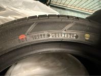 Fyra Dunlop sommardäck  235/45 R18 i ny skick säljes.