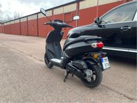 Peugeot Kisbee Black Edition/låga mil
