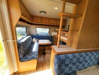Hobby 650 KMFE barnkammarvagn – perfekt för familjecamping!