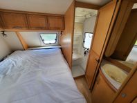 Hobby 650 KMFE barnkammarvagn – perfekt för familjecamping!