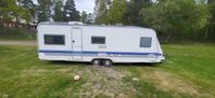 Hobby 650 KMFE barnkammarvagn – perfekt för familjecamping!